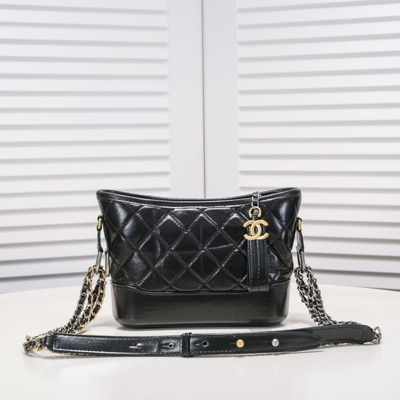 <AUTHENTIC>CHANEL bag - Picture 1 of 9